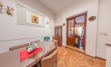Casa de categoría en venta. 3/4 dormitorios, 2 cocheras. Barrio Centro Santa Fe