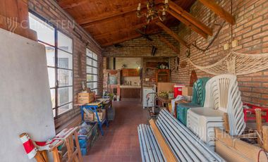 Casa de categoría en venta. 3/4 dormitorios, 2 cocheras. Barrio Centro Santa Fe