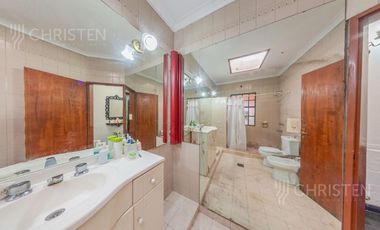 Casa de categoría en venta. 3/4 dormitorios, 2 cocheras. Barrio Centro Santa Fe