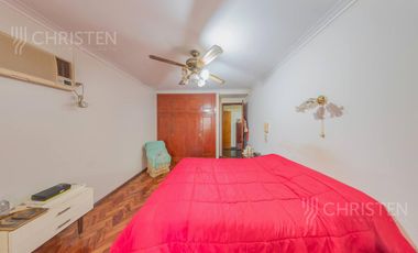 Casa de categoría en venta. 3/4 dormitorios, 2 cocheras. Barrio Centro Santa Fe