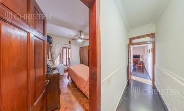 Casa de categoría en venta. 3/4 dormitorios, 2 cocheras. Barrio Centro Santa Fe