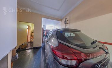 Casa de categoría en venta. 3/4 dormitorios, 2 cocheras. Barrio Centro Santa Fe