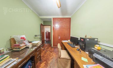 Casa de categoría en venta. 3/4 dormitorios, 2 cocheras. Barrio Centro Santa Fe