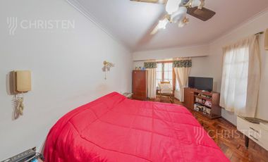 Casa de categoría en venta. 3/4 dormitorios, 2 cocheras. Barrio Centro Santa Fe