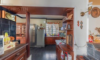 Casa de categoría en venta. 3/4 dormitorios, 2 cocheras. Barrio Centro Santa Fe