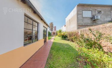 Casa de categoría en venta. 3/4 dormitorios, 2 cocheras. Barrio Centro Santa Fe
