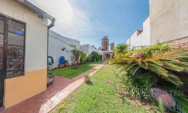 Casa de categoría en venta. 3/4 dormitorios, 2 cocheras. Barrio Centro Santa Fe