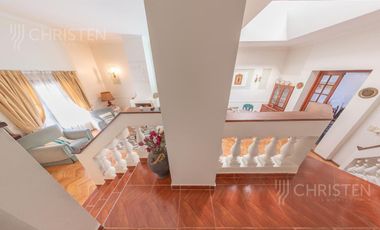 Casa de categoría en venta. 3/4 dormitorios, 2 cocheras. Barrio Centro Santa Fe