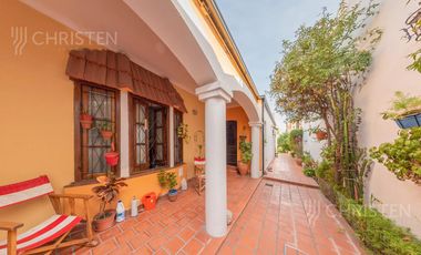 Casa de categoría en venta. 3/4 dormitorios, 2 cocheras. Barrio Centro Santa Fe