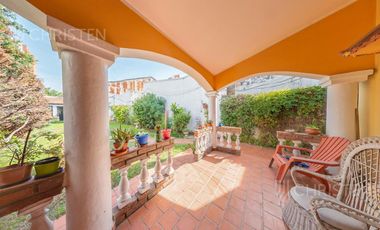 Casa de categoría en venta. 3/4 dormitorios, 2 cocheras. Barrio Centro Santa Fe