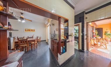 Casa de categoría en venta. 3/4 dormitorios, 2 cocheras. Barrio Centro Santa Fe