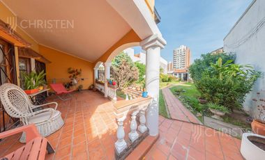 Casa de categoría en venta. 3/4 dormitorios, 2 cocheras. Barrio Centro Santa Fe