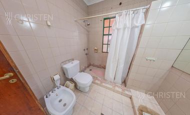 Casa de categoría en venta. 3/4 dormitorios, 2 cocheras. Barrio Centro Santa Fe