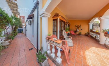 Casa de categoría en venta. 3/4 dormitorios, 2 cocheras. Barrio Centro Santa Fe