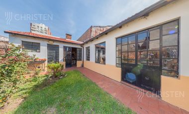 Casa de categoría en venta. 3/4 dormitorios, 2 cocheras. Barrio Centro Santa Fe