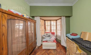 Casa de categoría en venta. 3/4 dormitorios, 2 cocheras. Barrio Centro Santa Fe