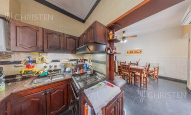 Casa de categoría en venta. 3/4 dormitorios, 2 cocheras. Barrio Centro Santa Fe