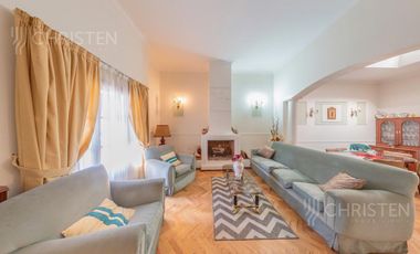 Casa de categoría en venta. 3/4 dormitorios, 2 cocheras. Barrio Centro Santa Fe