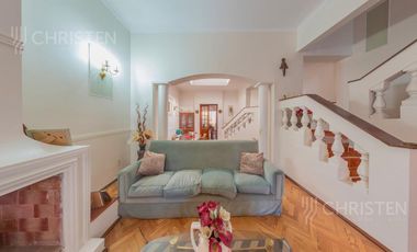 Casa de categoría en venta. 3/4 dormitorios, 2 cocheras. Barrio Centro Santa Fe