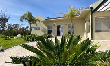 Casa en  venta, 7 ambientes - Lagos de Canning