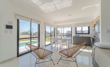 Casa en venta, 1 dormitorio pileta y parrillero. Roldan
