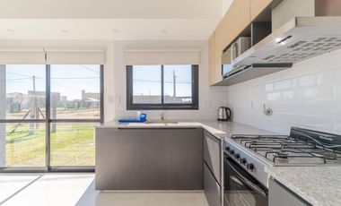 Casa en venta, 1 dormitorio pileta y parrillero. Roldan