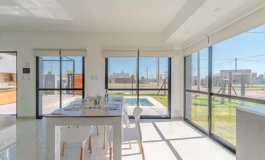Casa en venta, 1 dormitorio pileta y parrillero. Roldan