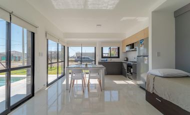 Casa en venta, 1 dormitorio pileta y parrillero. Roldan