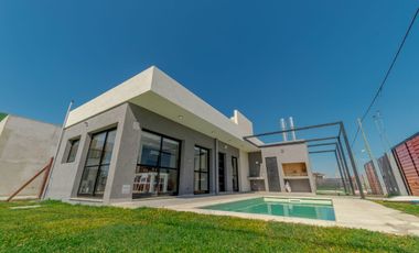 Casa en venta, 1 dormitorio pileta y parrillero. Roldan