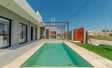 Casa en venta, 1 dormitorio pileta y parrillero. Roldan