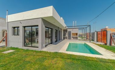Casa en venta, 1 dormitorio pileta y parrillero. Roldan