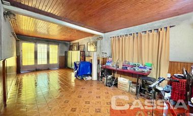 CASA AL FRENTE EN PH, TRES AMBIENTES CON GARAGE Y FONDO LIBRE, OPORTUNIDAD