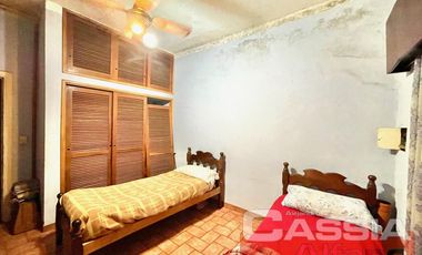 CASA AL FRENTE EN PH, TRES AMBIENTES CON GARAGE Y FONDO LIBRE, OPORTUNIDAD