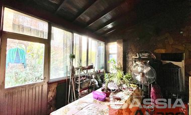 CASA AL FRENTE EN PH, TRES AMBIENTES CON GARAGE Y FONDO LIBRE, OPORTUNIDAD