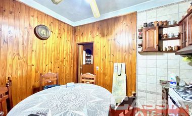 CASA AL FRENTE EN PH, TRES AMBIENTES CON GARAGE Y FONDO LIBRE, OPORTUNIDAD