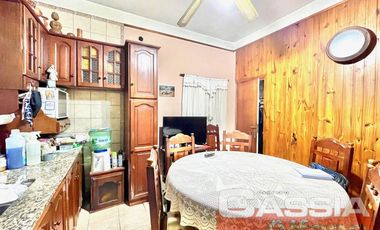 CASA AL FRENTE EN PH, TRES AMBIENTES CON GARAGE Y FONDO LIBRE, OPORTUNIDAD