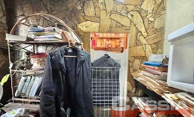 CASA AL FRENTE EN PH, TRES AMBIENTES CON GARAGE Y FONDO LIBRE, OPORTUNIDAD