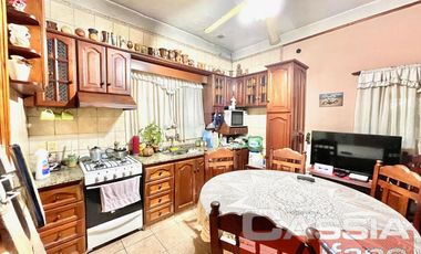 CASA AL FRENTE EN PH, TRES AMBIENTES CON GARAGE Y FONDO LIBRE, OPORTUNIDAD