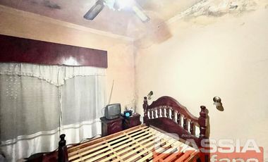 CASA AL FRENTE EN PH, TRES AMBIENTES CON GARAGE Y FONDO LIBRE, OPORTUNIDAD