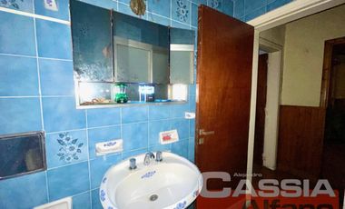 CASA AL FRENTE EN PH, TRES AMBIENTES CON GARAGE Y FONDO LIBRE, OPORTUNIDAD