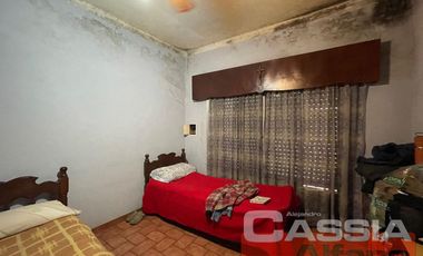 CASA AL FRENTE EN PH, TRES AMBIENTES CON GARAGE Y FONDO LIBRE, OPORTUNIDAD