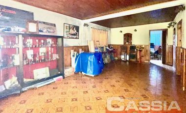 CASA AL FRENTE EN PH, TRES AMBIENTES CON GARAGE Y FONDO LIBRE, OPORTUNIDAD