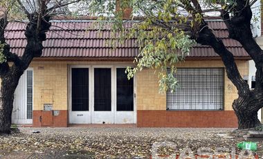 CASA AL FRENTE EN PH, TRES AMBIENTES CON GARAGE Y FONDO LIBRE, OPORTUNIDAD