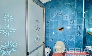 CASA AL FRENTE EN PH, TRES AMBIENTES CON GARAGE Y FONDO LIBRE, OPORTUNIDAD