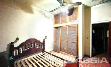 CASA AL FRENTE EN PH, TRES AMBIENTES CON GARAGE Y FONDO LIBRE, OPORTUNIDAD