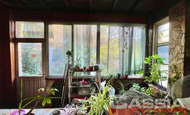 CASA AL FRENTE EN PH, TRES AMBIENTES CON GARAGE Y FONDO LIBRE, OPORTUNIDAD