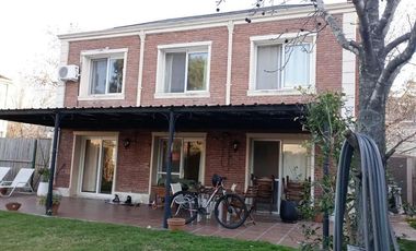 Casa en venta - 3 Dormitorios 3 Baños - Cochera - 189Mts2 - Pilar del Este