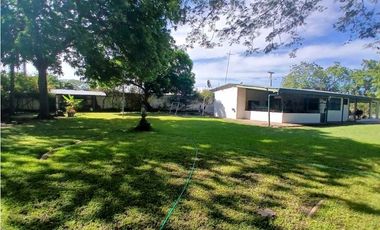 VENDO CASA EN CHITRE, SOBRE CARRETERA PRINCIPAL VIA LAS TABLAS.