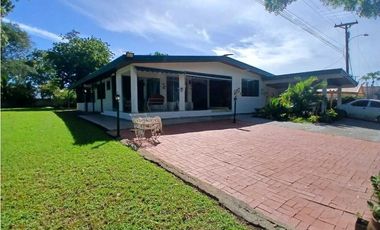 VENDO CASA EN CHITRE, SOBRE CARRETERA PRINCIPAL VIA LAS TABLAS.