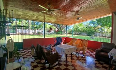 VENDO CASA EN CHITRE, SOBRE CARRETERA PRINCIPAL VIA LAS TABLAS.